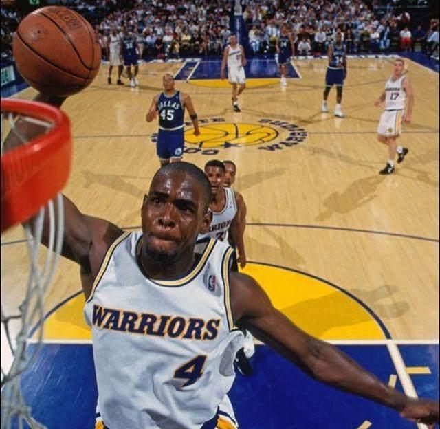 安东尼绝了！反击挑射破门+4天造4球，率队2-0进欧联前8争冠大热（安东尼状态爆棚！反击挑射破门，4天造4球，带队2-0晋级欧联八强成夺冠热门）