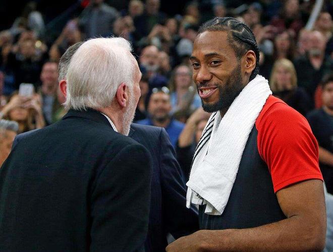 希尔德在更衣室给大家发圣诞礼物，憨憨的（希尔德在更衣室为队友派发圣诞礼物，暖心又可爱）