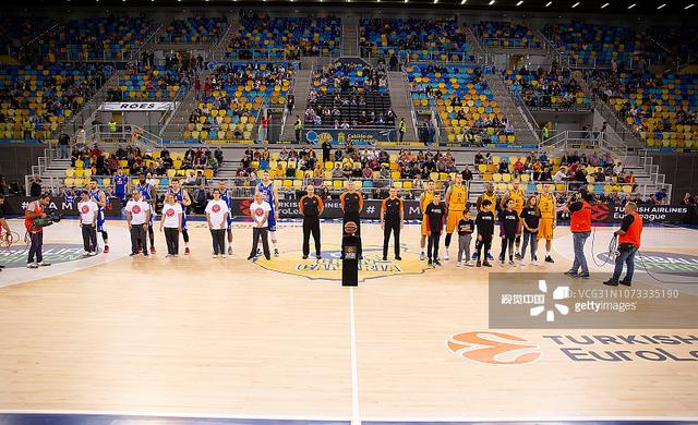 沈梓捷突破吸引克里斯扑防，妙传邹雨宸暴扣，篮球赛场上的精彩瞬间（沈梓捷强突牵制克里斯补防，妙传助邹雨宸炸扣，赛场高光瞬间）