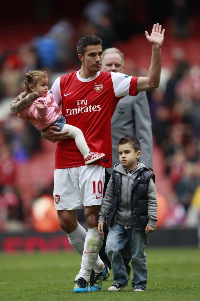 乔伊·巴顿因发布冒犯性社交媒体帖子被判缓刑（乔伊·巴顿因在社交媒体发布冒犯内容获判缓刑）