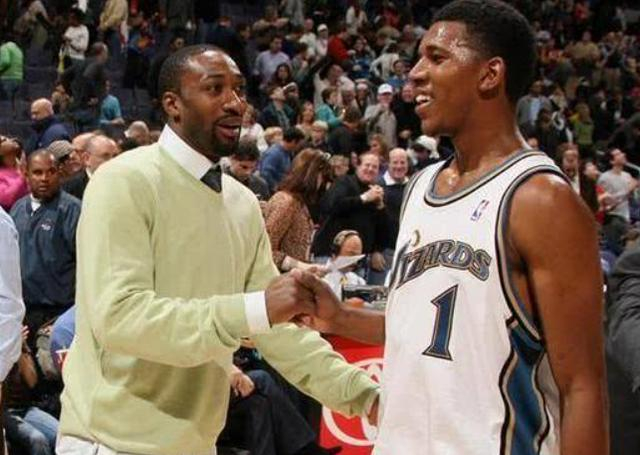 阿劳霍在巴萨已被罚下5次，本世纪仅次于皮克、莫塔和马克斯（阿劳霍在巴萨已5次染红，本世纪仅逊皮克、莫塔与马克斯）