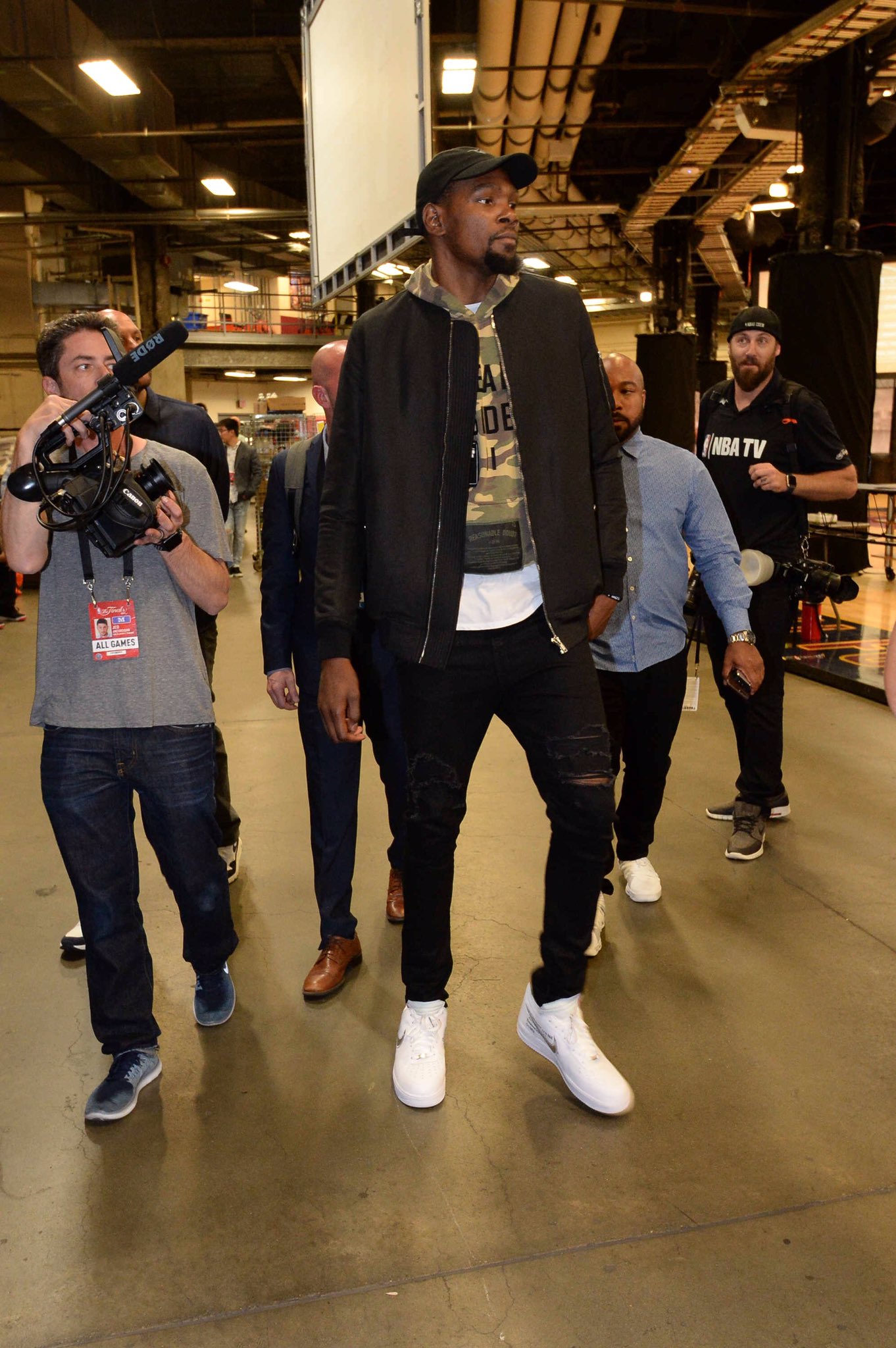 东部最强后卫？布伦森近三战场均砍下32.7分5.7助 命中率54.2%（东部后卫天花板？布伦森近三场场均32.7分5.7助攻，命中率54.2%）