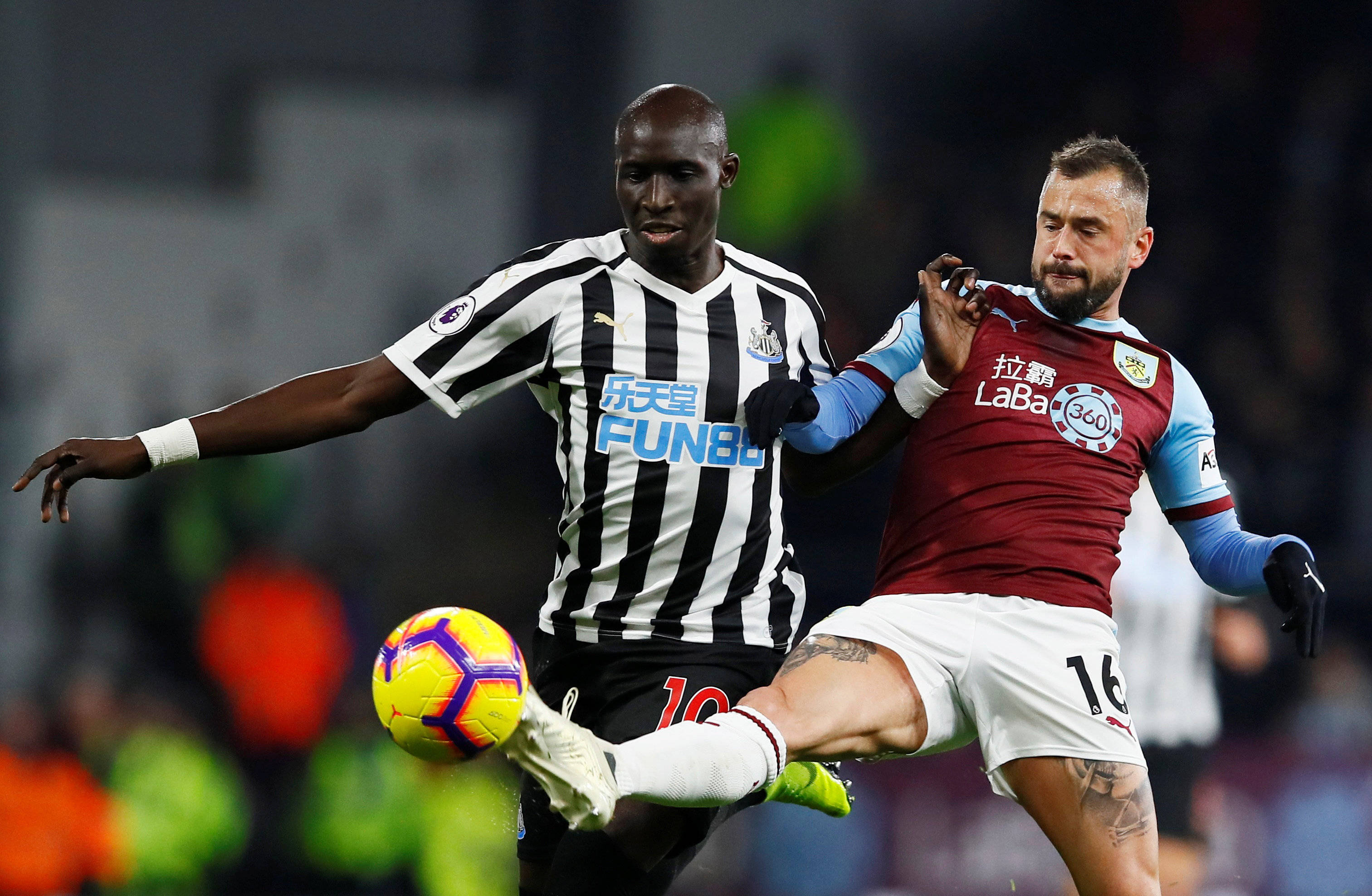 纽卡vs切尔西半场数据：双方控球率接近，蓝军半场仅2射门（纽卡vs切尔西半场战报：控球势均力敌，蓝军仅2次射门）