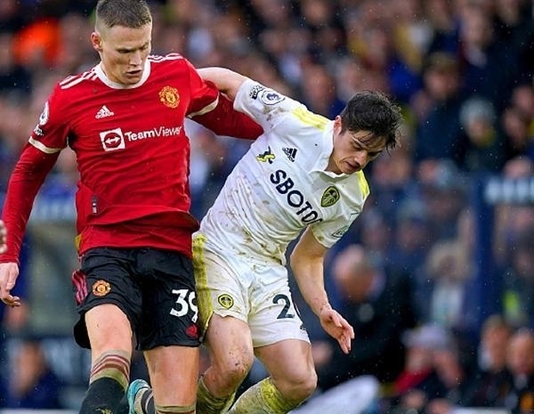 东契奇低位背身单打，展现篮球大师风范（东契奇背身低位单挑，尽显大师级篮球艺术）