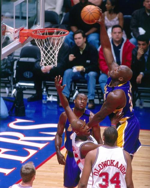 拉菲尼亚：巴萨复兴的领军人物（拉菲尼亚：引领巴萨复兴的核心力量）