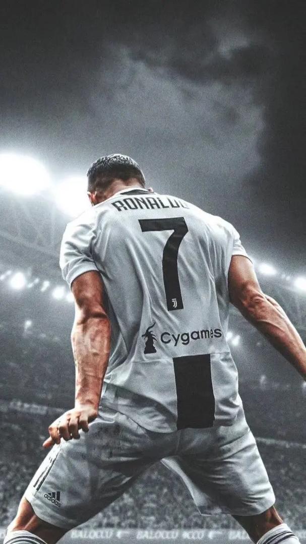 西蒙斯蹬踹范戴克被罚下，上次英超出现荷兰同胞间染红还是01年（西蒙斯踹倒范戴克吃红牌，英超荷兰同胞互染红上次还在2001年）