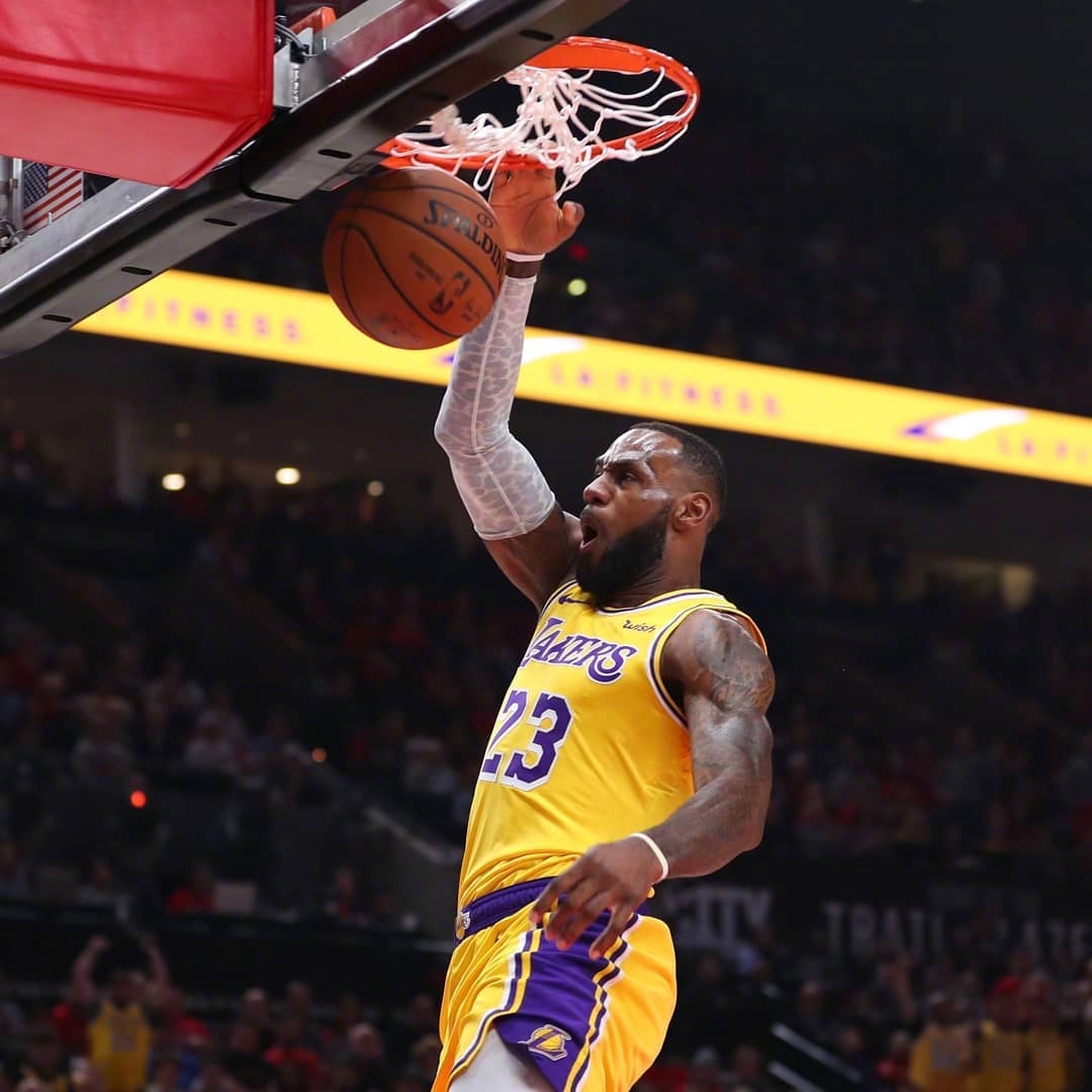 NBA每日最佳：布伦森狂砍赛季新高47分，施罗德三分准绝杀（NBA今日焦点：布伦森47分创赛季新高，施罗德三分准绝杀）