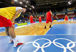 特雷·杨本赛季出战时老鹰2胜5负，缺席时13胜10负（本季老鹰在特雷·杨出场时仅2胜5负，缺阵时反而13胜10负）