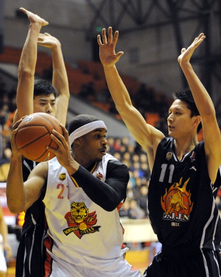 这是中后卫？范德芬长途奔袭神似孙兴慜的普斯卡什奖进球（中卫也能这样？范德芬长途奔袭复刻孙兴慜普斯卡什神球）